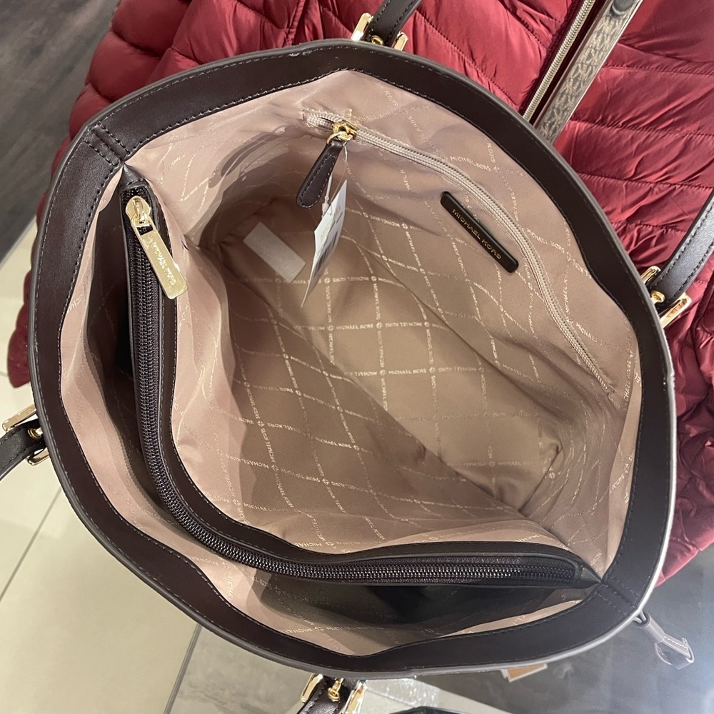 MICHAEL KORS Voyager Lg Color-Block Metallic Signature Logo EW Tote 
Brown 
NWT - Picture 7 of 16